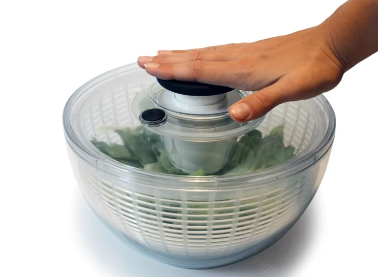 Salatschleuder wird von oben durch Drücken mit einer Hand bedient